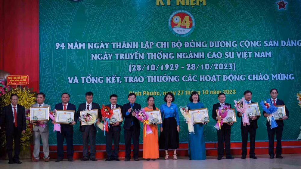 Trao Bằng khen giải thưởng Cao-su Việt Nam năm 2023. Trao Bằng khen giải thưởng Cao-su Việt Nam năm 2023.