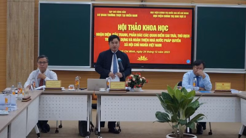 PGS, TS Phạm Minh Tuấn, Phó Tổng Biên tập phụ trách Tạp chí Cộng sản phát biểu kết luận Hội thảo. PGS, TS Phạm Minh Tuấn, Phó Tổng Biên tập phụ trách Tạp chí Cộng sản phát biểu kết luận Hội thảo.