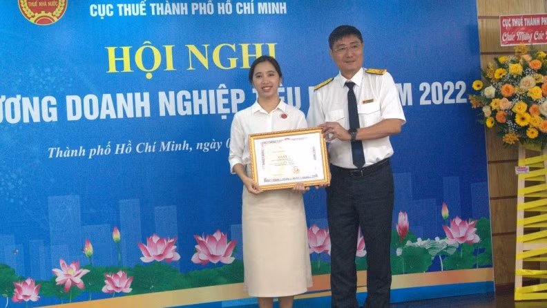 Cục Trưởng Cục Thuế Thành phố Hồ Chí Minh trao Giấy khen cho doanh nghiệp nộp thuế tiêu biểu.