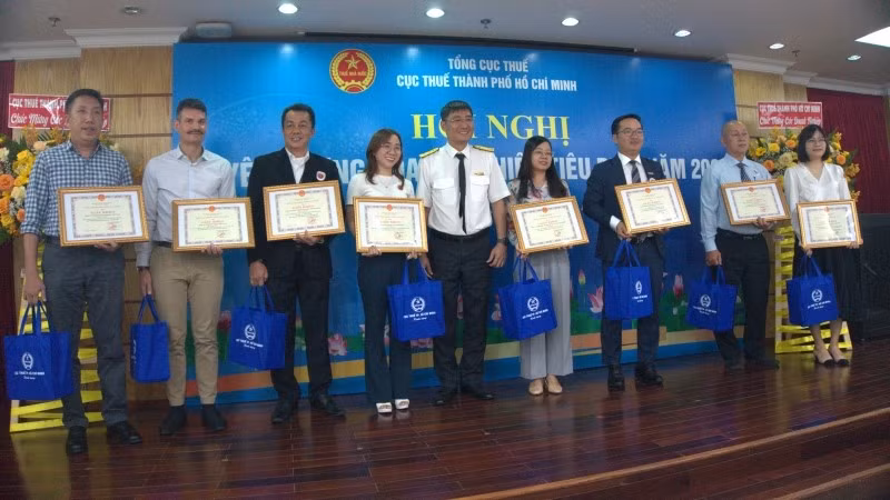 Các doanh nghiệp được lãnh đạo Cục Thuế Thành phố Hồ Chí Minh tuyên dương.