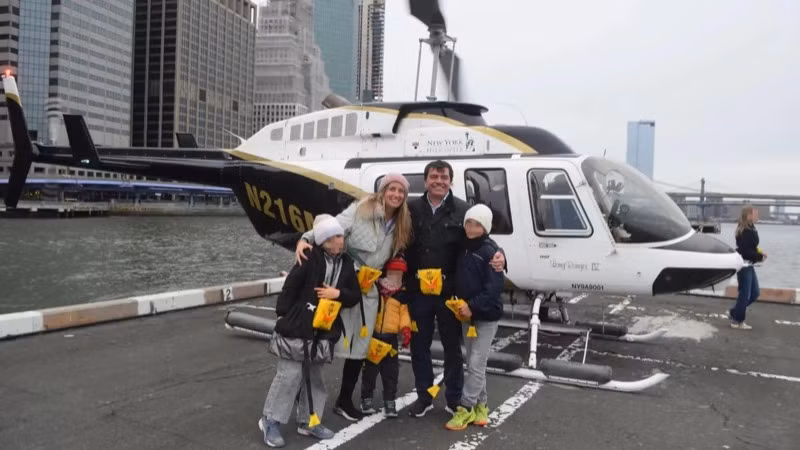 Gia đình ông Agustin Escobar bên ngoài máy bay vài phút trước vụ tai nạn. (Nguồn: New York Helicopter Tours LLC.)