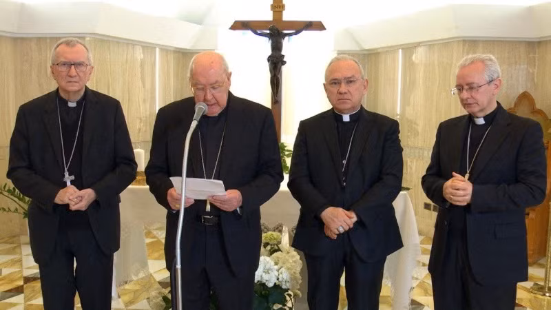 (Từ trái qua phải) Hồng y Pietro Parolin, Hồng y Kevin Farrell, Tổng Giám mục Edgar Peña Parra và Tổng Giám mục Diego Ravelli công bố tin Đức Giáo hoàng Francis qua đời tại Casa Santa Marta. (Ảnh: Vatican News)