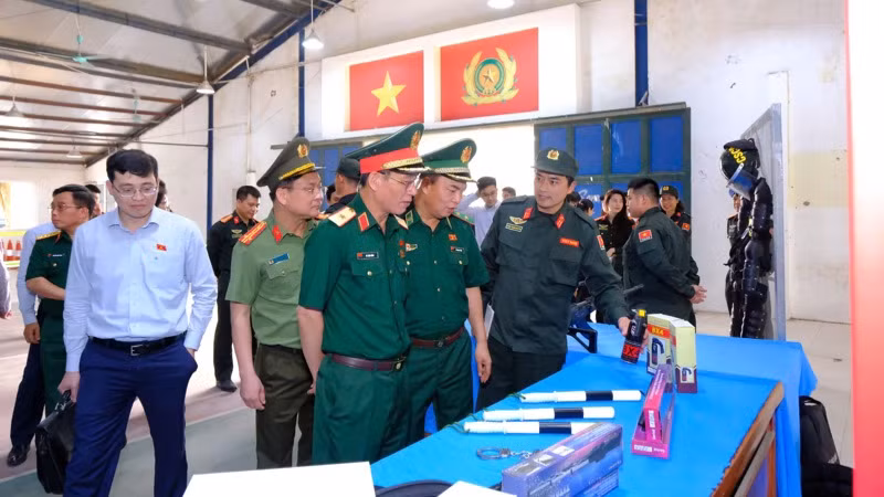 Đoàn khảo sát và các đại biểu tham quan triển lãm phương tiện, trang thiết bị và cơ sở vật chất tại Trung tâm Đào tạo và Nâng cao năng lực Gìn giữ hoà bình, huyện Văn Giang, tỉnh Hưng Yên​.