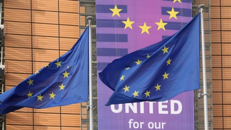 Các lá cờ của Liên minh châu Âu tung bay bên ngoài Tòa nhà Berlaymont, trụ sở của Ủy ban châu Âu, tại Brussels, Bỉ, ngày 29/1/2025. (Ảnh: Tân Hoa xã)