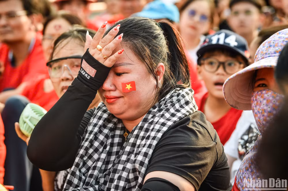 Bạn Kim Ngọc đến từ Hà Nội rơi nước mắt khi nghe bài hát “Màu hoa đỏ”. (Ảnh: THÀNH ĐẠT)