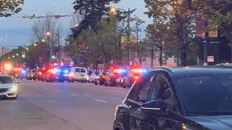 Cảnh sát Vancouver cho biết, tài xế đã bị bắt giữ sau khi một chiếc ô-tô lao vào đám đông đang tham dự một lễ hội đường phố. (Nguồn: X) 