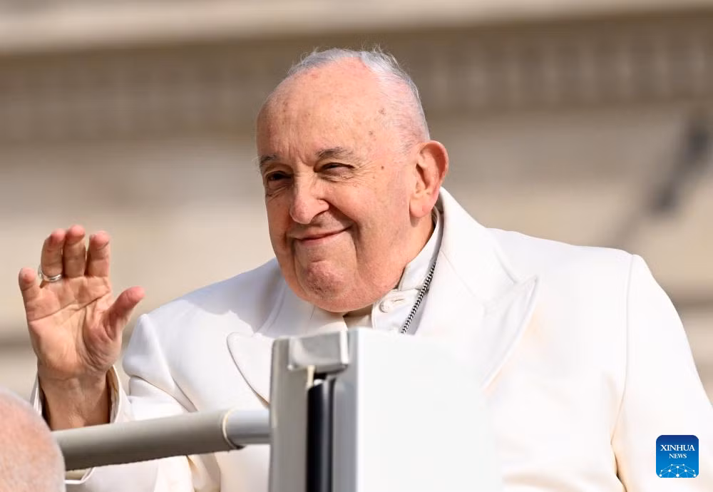 Giáo hoàng Francis vẫy tay chào đám đông khi tham dự một sự kiện tại quảng trường Thánh Peter, Vatican ngày 13/3/2024. (Ảnh: Tân Hoa xã) Giáo hoàng Francis vẫy tay chào đám đông khi tham dự một sự kiện tại quảng trường Thánh Peter, Vatican ngày 13/3/2024. (Ảnh: Tân Hoa xã)