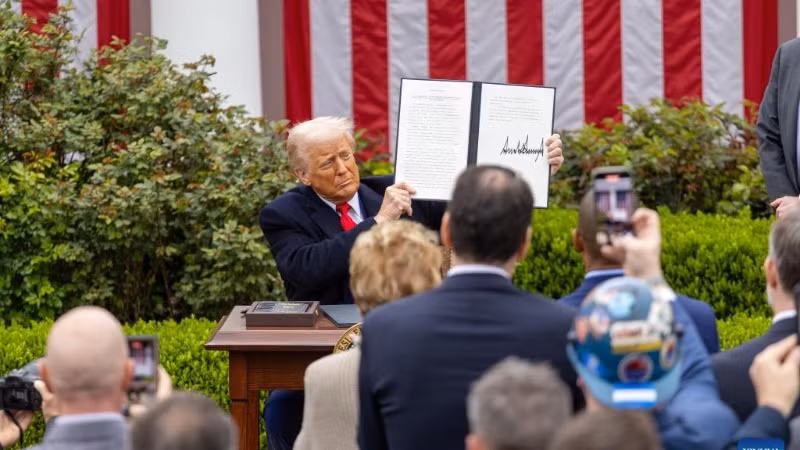 Tổng thống Mỹ Donald Trump giơ cao sắc lệnh hành pháp về thuế quan đối ứng tại Vườn Hồng của Nhà Trắng ở Washington D.C. ngày 2/4/2025. (Ảnh: Tân Hoa xã)