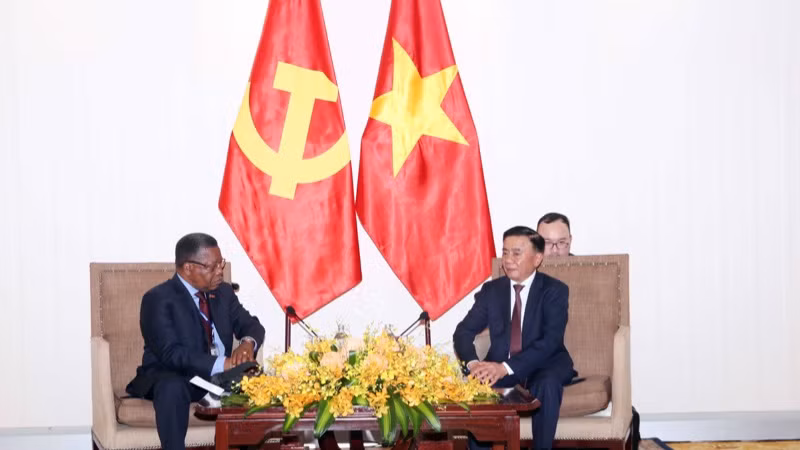 Thường trực Ban Bí thư Trần Cẩm Tú tiếp đồng chí Jorge Inocenio Dombolo, Ủy viên Bộ Chính trị Đảng Phong trào nhân dân giải phóng Angola. (Ảnh: Xuân Khu-TTXVN)