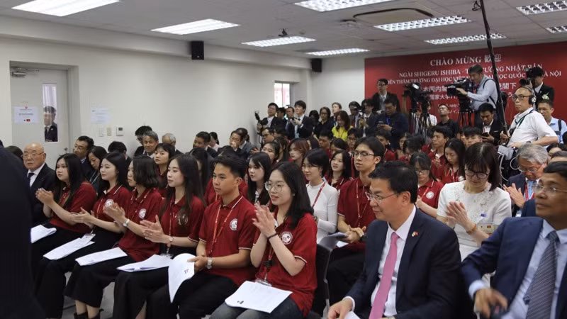 Các sinh viên Trường Đại học Việt-Nhật trong buổi giao lưu cùng Thủ tướng Shigeru Ishiba.