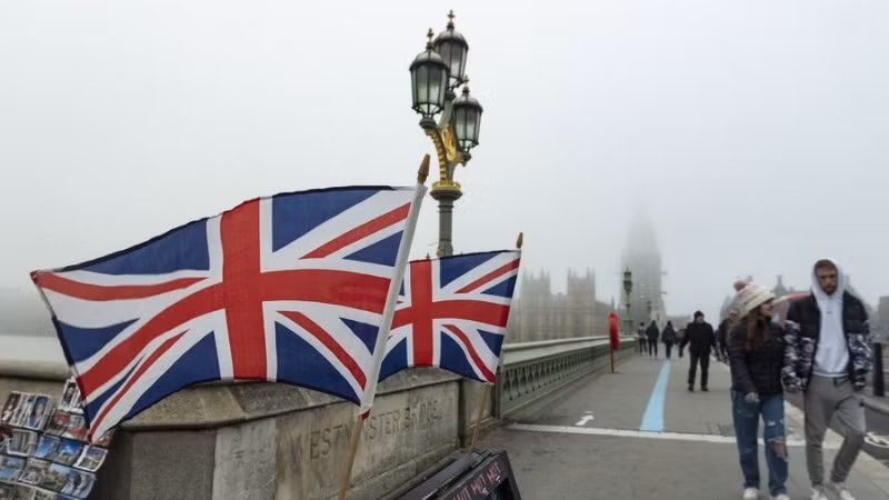 Người dân đi bộ trên cầu Westminster trong màn sương mù ở London, Vương quốc Anh, ngày 19/12/2021. (Ảnh: Tân Hoa xã)