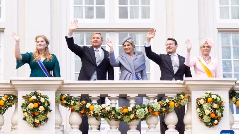 Công chúa Amalia của Hà Lan, Vua Willem-Alexander, Hoàng hậu Maxima, Hoàng tử Constantijn và Công chúa Laurentien (từ trái sang phải) vẫy chào người dân từ ban công Cung điện Noordeinde ở The Hague, Hà Lan, ngày 20/9/2022. (Ảnh: Tân Hoa xã)