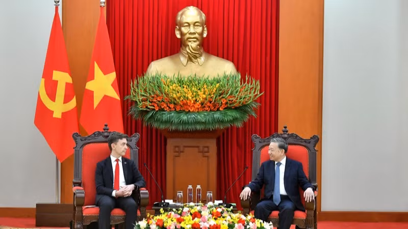 Tổng Bí thư Tô Lâm tiếp Đại sứ Liên minh châu Âu (EU) tại Việt Nam Julien Guerrier. (Ảnh: ĐĂNG KHOA) 