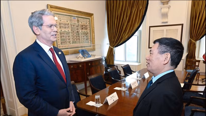 Phó Thủ tướng Hồ Đức Phớc trao đổi với Bộ trưởng Tài chính Hoa Kỳ Scott Bessent. (Ảnh: BNG)