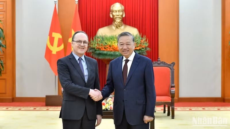 Tổng Bí thư Tô Lâm tiếp Đại sứ Liên bang Nga Gennady Bezdetko. (Ảnh: ĐĂNG KHOA)