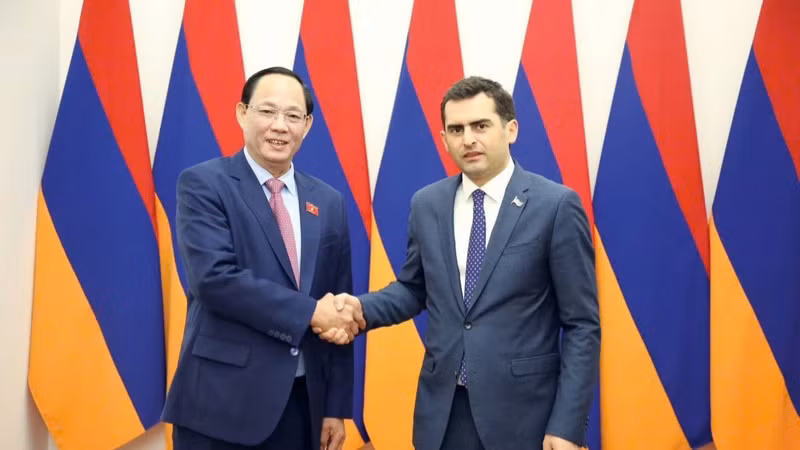 Phó Chủ tịch Quốc hội Trần Quang Phương gặp Phó Chủ tịch thứ nhất Quốc hội Armenia Hakob Arshakyan. (Ảnh: TTXVN)