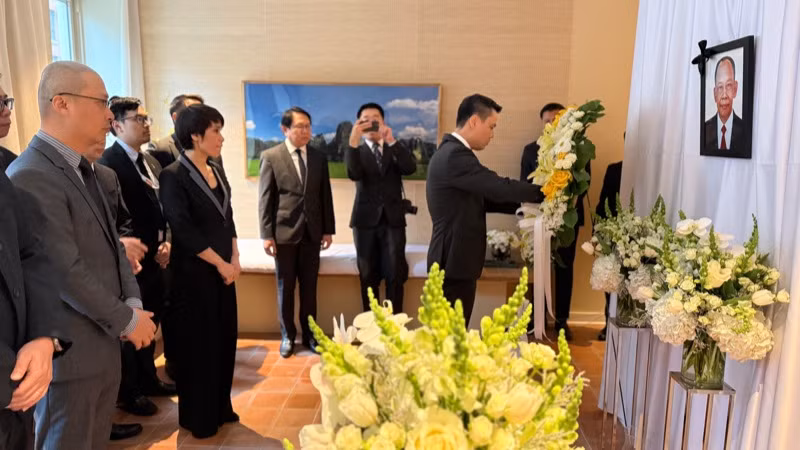 Đại sứ Đặng Hoàng Giang đặt vòng hoa viếng đồng chí Khamtay Siphandone. (Ảnh: Thanh Tuấn - PV TTXVN tại Mỹ)
