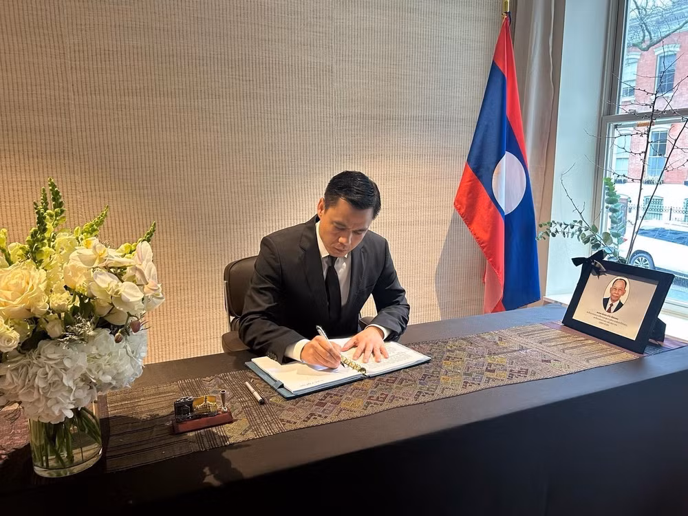 Đại sứ Đặng Hoàng Giang ghi sổ tang đồng chí Khamtay Siphandone tại Phái đoàn thường trực Lào tại Liên hợp quốc. (Ảnh: Thanh Tuấn - PV TTXVN tại Mỹ) Đại sứ Đặng Hoàng Giang ghi sổ tang đồng chí Khamtay Siphandone tại Phái đoàn thường trực Lào tại Liên hợp quốc. (Ảnh: Thanh Tuấn - PV TTXVN tại Mỹ)