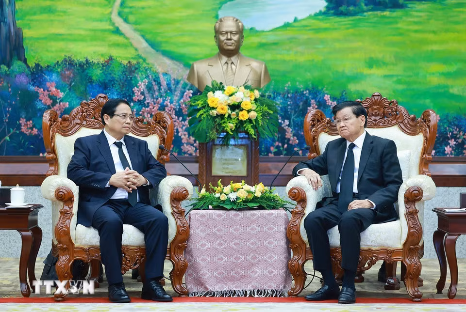 Thủ tướng Phạm Minh Chính gặp Tổng Bí thư, Chủ tịch nước Lào Thongloun Sisoulith. (Ảnh: DƯƠNG GIANG/TTXVN) Thủ tướng Phạm Minh Chính gặp Tổng Bí thư, Chủ tịch nước Lào Thongloun Sisoulith. (Ảnh: DƯƠNG GIANG/TTXVN)