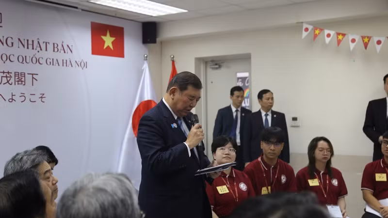 Thủ tướng Shigeru Ishiba chia sẻ với các sinh viên Trường Đại học Việt-Nhật.