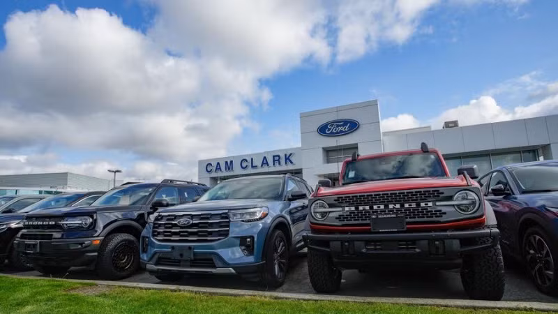 Các mẫu xe mới được trưng bày tại một đại lý Ford ở Vancouver, tỉnh British Columbia, Canada, ngày 3/4/2025. (Ảnh: Tân Hoa xã)