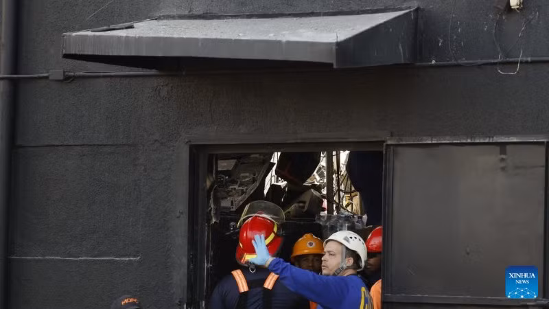 Lực lượng cứu hộ tìm kiếm người sống sót tại hiện trường vụ sập mái hộp đêm ở Santo Domingo, Cộng hòa Dominica, vào ngày 8/4. (Ảnh: Tân Hoa xã)