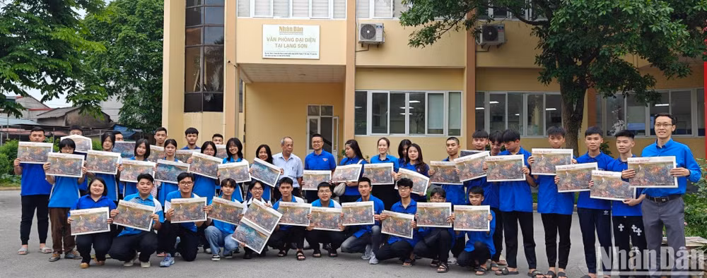 Đông đảo học sinh, sinh viên trên địa bàn Lạng Sơn đón nhận ấn phẩm đặc biệt bản tranh panorama “Chiến dịch Điện Biên Phủ”. Đông đảo học sinh, sinh viên trên địa bàn Lạng Sơn đón nhận ấn phẩm đặc biệt bản tranh panorama “Chiến dịch Điện Biên Phủ”.