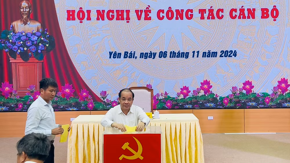 Các đại biểu bỏ phiếu bầu chức danh Bí thư Tỉnh ủy Yên Bái, nhiệm kỳ 2020-2025. (Ảnh: THANH SƠN)