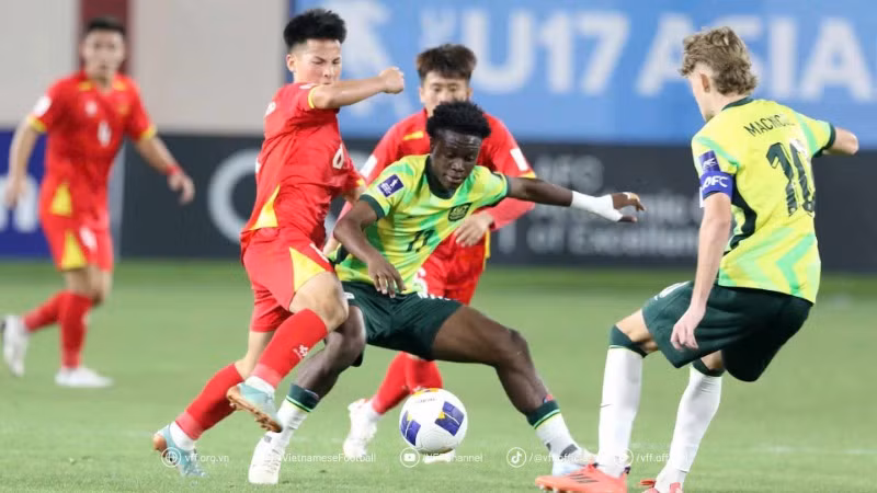 U17 Việt Nam thi đấu nỗ lực trước các cầu thủ có thể lực tốt của U17 Australia. (Ảnh: VFF)