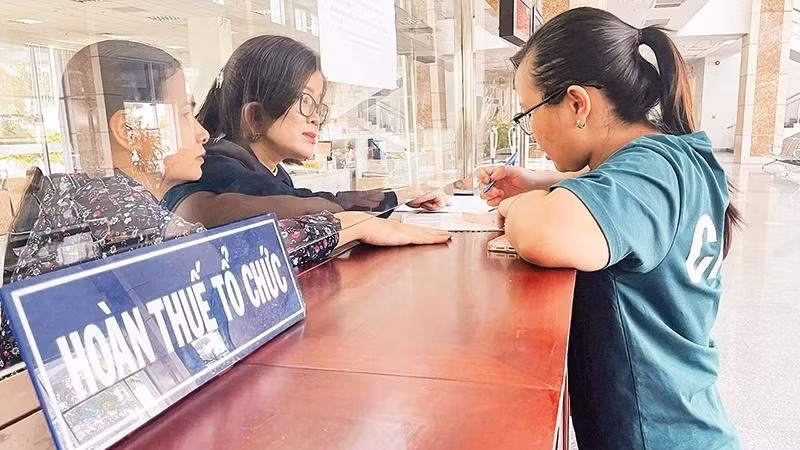 Người dân làm thủ tục hoàn thuế tại Cục Thuế Thành phố Hồ Chí Minh. (Ảnh: NGUYÊN ANH)
