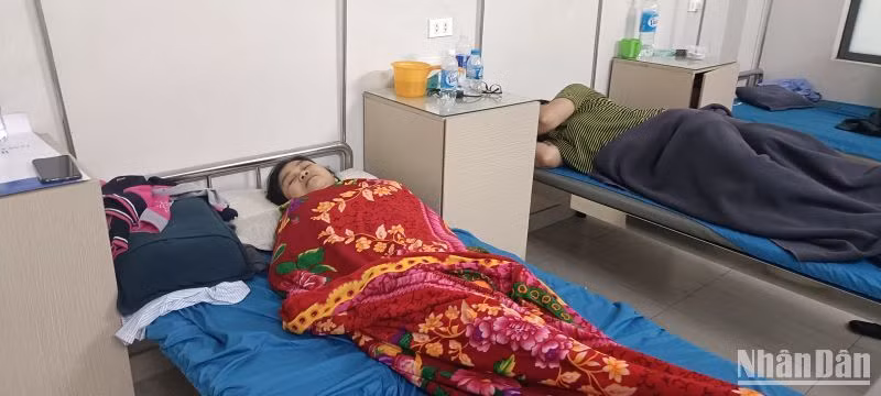 Chị Hoàng Thị Hương đến sáng 29/5 vẫn phải điều trị tại Bệnh viện đa khoa Lâm Hoa trong tình trạng mỏi mệt.