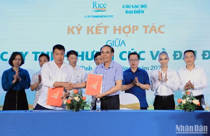 Đại diện Công ty Trách nhiệm hữu hạn Hưng Cúc và Câu lạc bộ đại điền ký kết hợp tác trong lĩnh vực thu mua lúa gạo.
