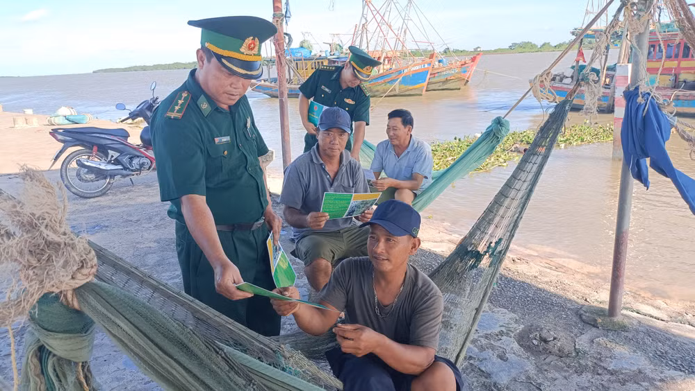 Lực lượng Bộ đội Biên phòng tỉnh Thái Bình phát tờ rơi tuyên truyền hoạt động trên biển đúng pháp luật cho ngư dân.