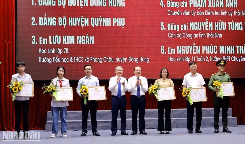 Lãnh đạo Ban Tuyên giáo Tỉnh ủy và Hội đồng nhân dân tỉnh Thái Bình trao Giải nhì cho tập thể và cá nhân. Lãnh đạo Ban Tuyên giáo Tỉnh ủy và Hội đồng nhân dân tỉnh Thái Bình trao Giải nhì cho tập thể và cá nhân.