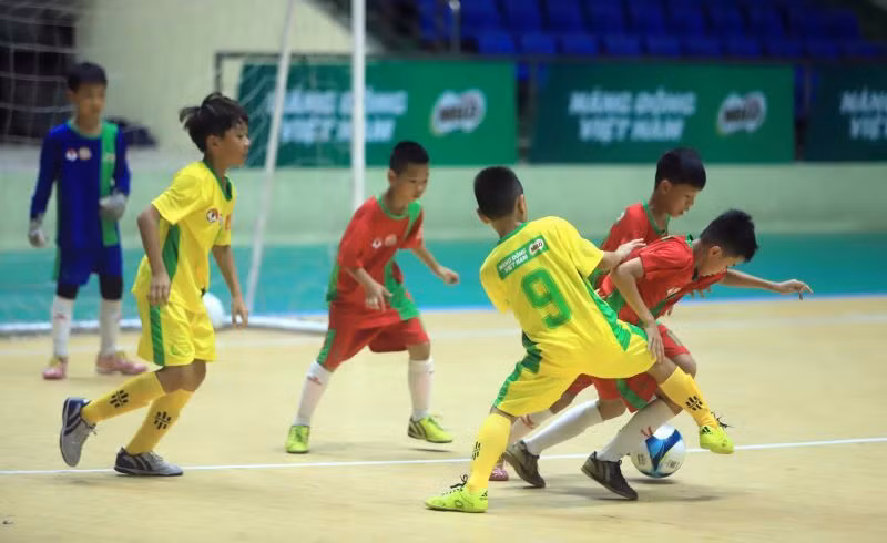 Từ sân chơi này đã phát hiện ra nhiều cầu thủ tài năng cho đội tuyển quốc gia. Từ sân chơi này đã phát hiện ra nhiều cầu thủ tài năng cho đội tuyển quốc gia.