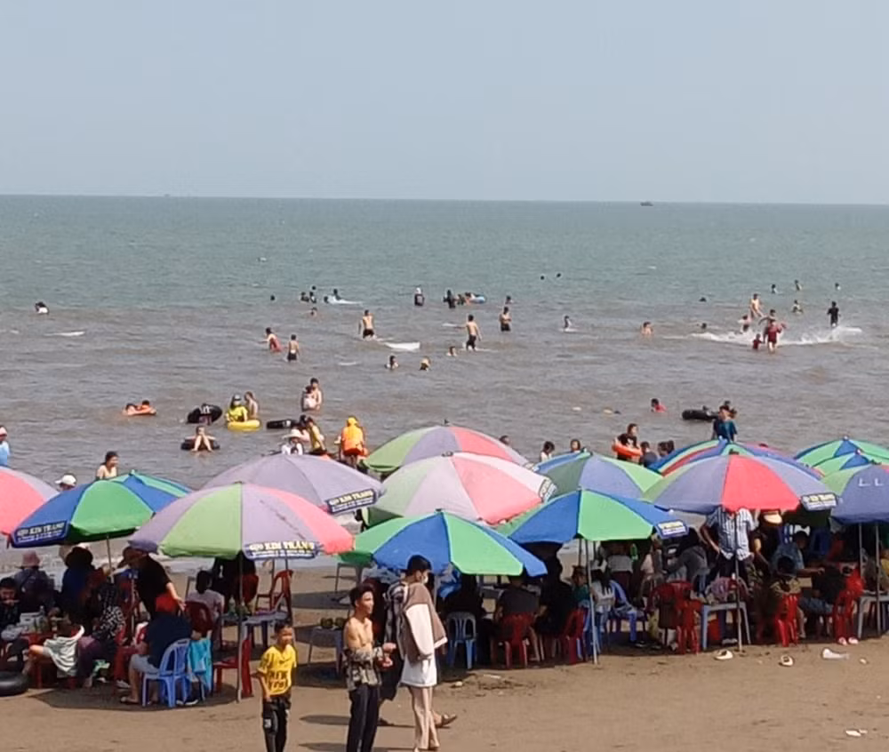 Vào những ngày nắng hửng, bãi biển cồn Vành đón rất đông du khách.