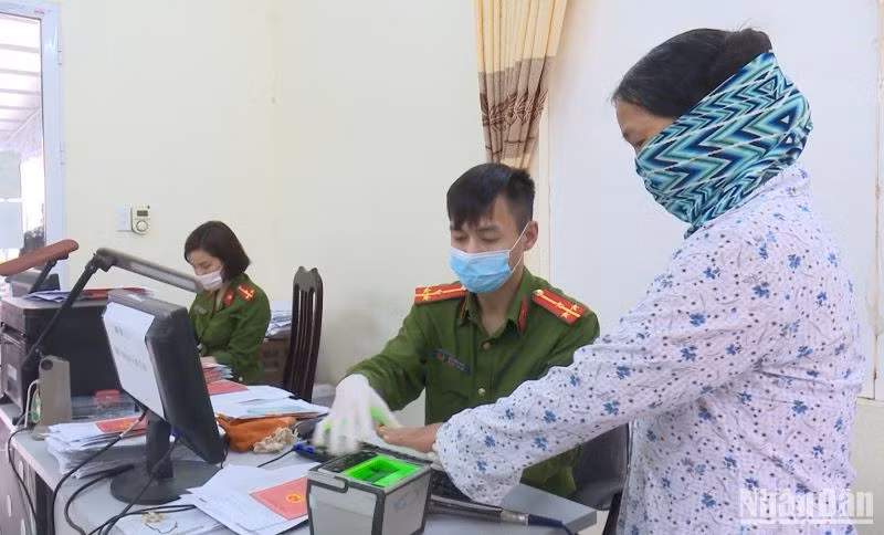 Lực lượng công an làm ngoài giờ hành chính, ngày nghỉ, ngày lễ để bảo đảm hoàn thành kế hoạch cấp căn cước công dân trước ngày 31/5/2023. Lực lượng công an làm ngoài giờ hành chính, ngày nghỉ, ngày lễ để bảo đảm hoàn thành kế hoạch cấp căn cước công dân trước ngày 31/5/2023.