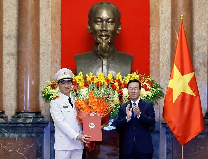 Chủ tịch nước Võ Văn Thưởng trao Quyết định thăng cấp bậc hàm Thượng tướng Công an nhân dân cho Thứ trưởng Công an Nguyễn Duy Ngọc. (Ảnh: TTXVN) 