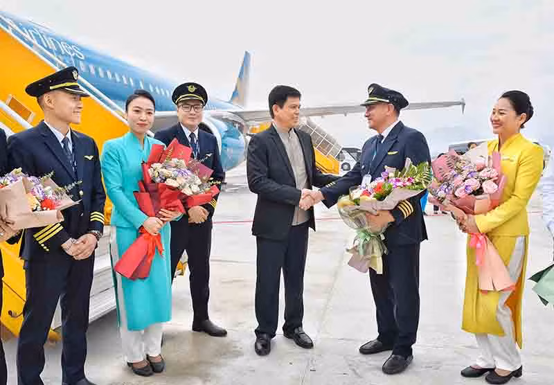 Tổ bay vừa thực hiện chuyến bay VN 1802 hành trình Hà Nội-Điện Biên.