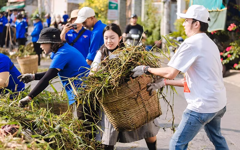 Đoàn viên, thanh niên Thành phố Hồ Chí Minh thu gom rác dưới kênh trong chương trình "Chủ nhật xanh" tại quận 12. (Ảnh: QUANG QUÝ)