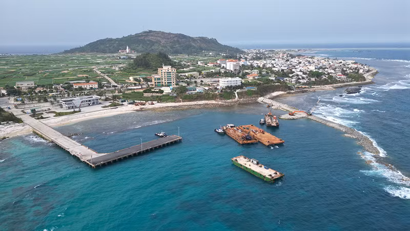 Hệ thống hạ tầng cảng Bến Đình và đê chắn sóng để tiếp nhận tàu thuyền tuyến Sa Kỳ-Lý Sơn vẫn chưa hoàn thành.