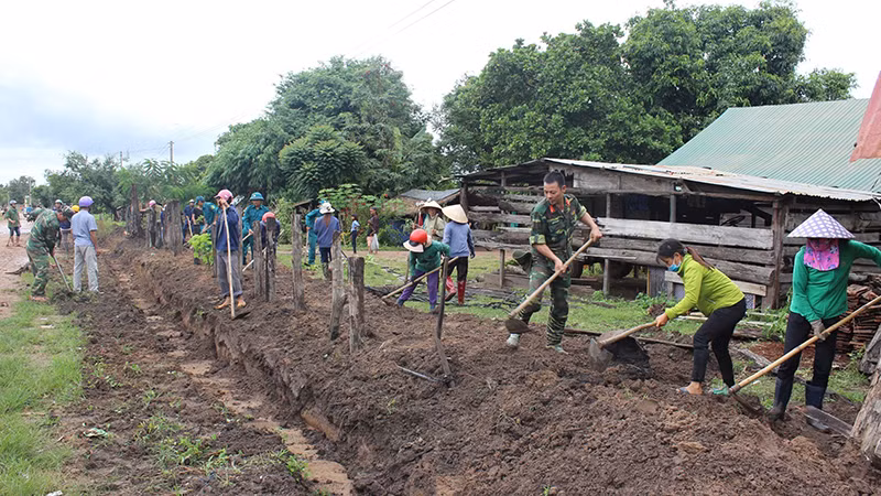 Bộ đội Trung đoàn 710, Binh đoàn 15 (Bộ Quốc phòng) giúp nhân dân xã Ia Mơ, huyện Chư Prông, tỉnh Gia Lai xây dựng nông thôn mới. Bộ đội Trung đoàn 710, Binh đoàn 15 (Bộ Quốc phòng) giúp nhân dân xã Ia Mơ, huyện Chư Prông, tỉnh Gia Lai xây dựng nông thôn mới.
