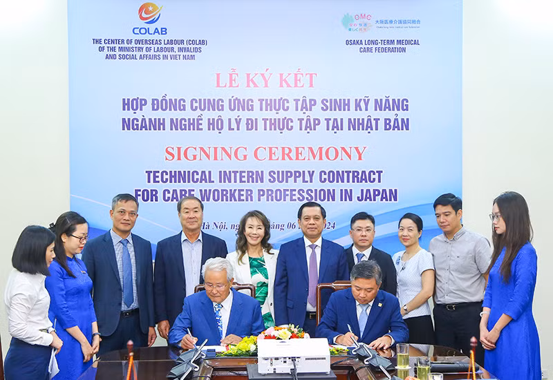 Đại diện Trung tâm Lao động ngoài nước ký thỏa thuận với Hiệp hội Chăm sóc y tế Osaka, Nhật Bản. (Ảnh: Molisa) Đại diện Trung tâm Lao động ngoài nước ký thỏa thuận với Hiệp hội Chăm sóc y tế Osaka, Nhật Bản. (Ảnh: Molisa)