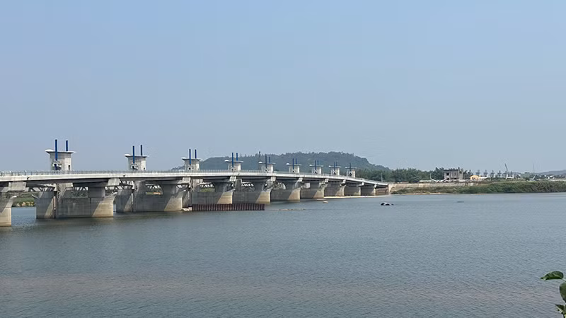 Môt góc dự án Dập dâng hạ lưu sông Trà Khúc vẫn chưa hoàn thiện.