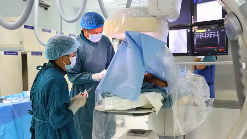 Các bác sĩ Khoa Can thiệp - Tim mạch, Bệnh viện đa khoa tỉnh Ninh Thuận, phẫu thuật cho bệnh nhân. (Ảnh minh họa: nhandan.vn)