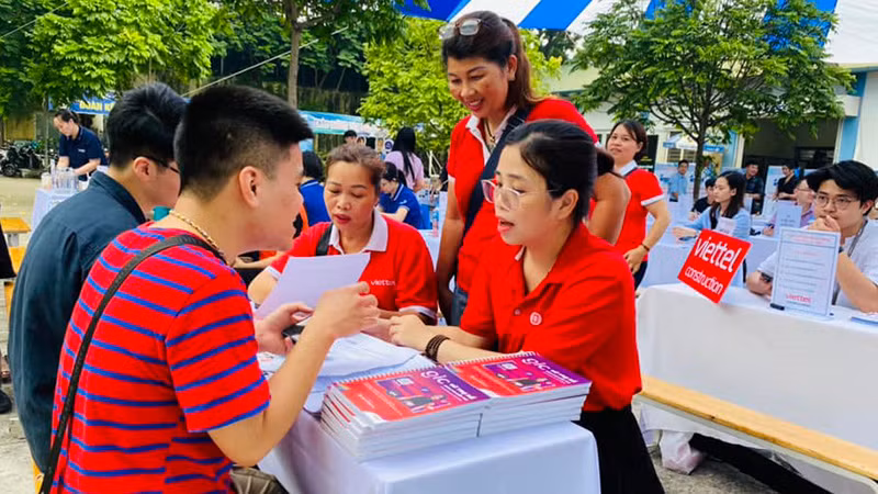 Người lao động tìm hiểu thông tin về việc làm tại Ngày hội. (Ảnh: HCES)