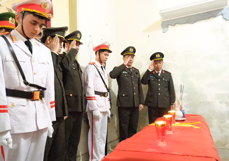 Đoàn công tác Công an tỉnh Hà Tĩnh viếng đồng chí Đại úy Trần Trung Hiếu, cán bộ Công an xã Xuân Hồng, huyện Nghi Xuân hy sinh trong khi làm nhiệm vụ vào tháng 11/20223. Đại úy Trần Trung Hiếu cũng là liệt sĩ được cấp Bằng Tổ quốc ghi công ngày 14/6/2024. (Ảnh: Công an Hà Tĩnh)