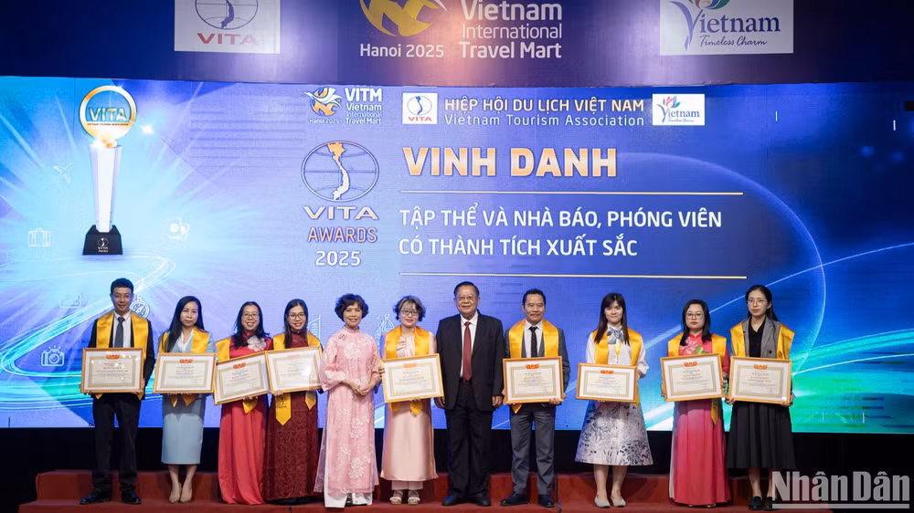 VITA Awards 2025 vinh danh các nhà báo có những đóng góp xuất sắc cho ngành du lịch Việt Nam trong năm vừa qua. (Ảnh: SƠN TÙNG)