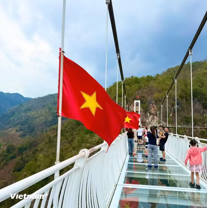 Cầu đã được thử nghiệm với tải trọng lớn để bảo đảm an toàn tuyệt đối cho khách tham quan. Cầu đã được thử nghiệm với tải trọng lớn để bảo đảm an toàn tuyệt đối cho khách tham quan.