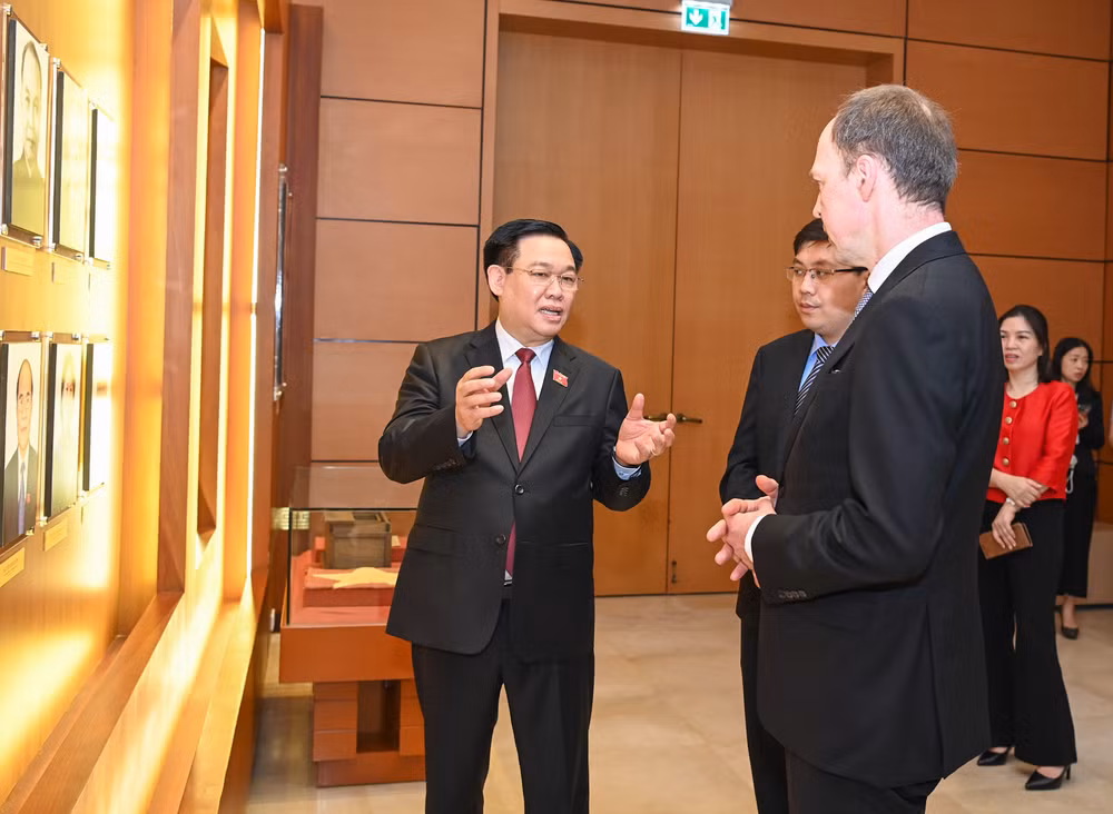 Chủ tịch Quốc hội Vương Đình Huệ trao đổi với Chủ tịch Quốc hội Phần Lan Jussi Halla-aho. Ảnh: DUY LINH